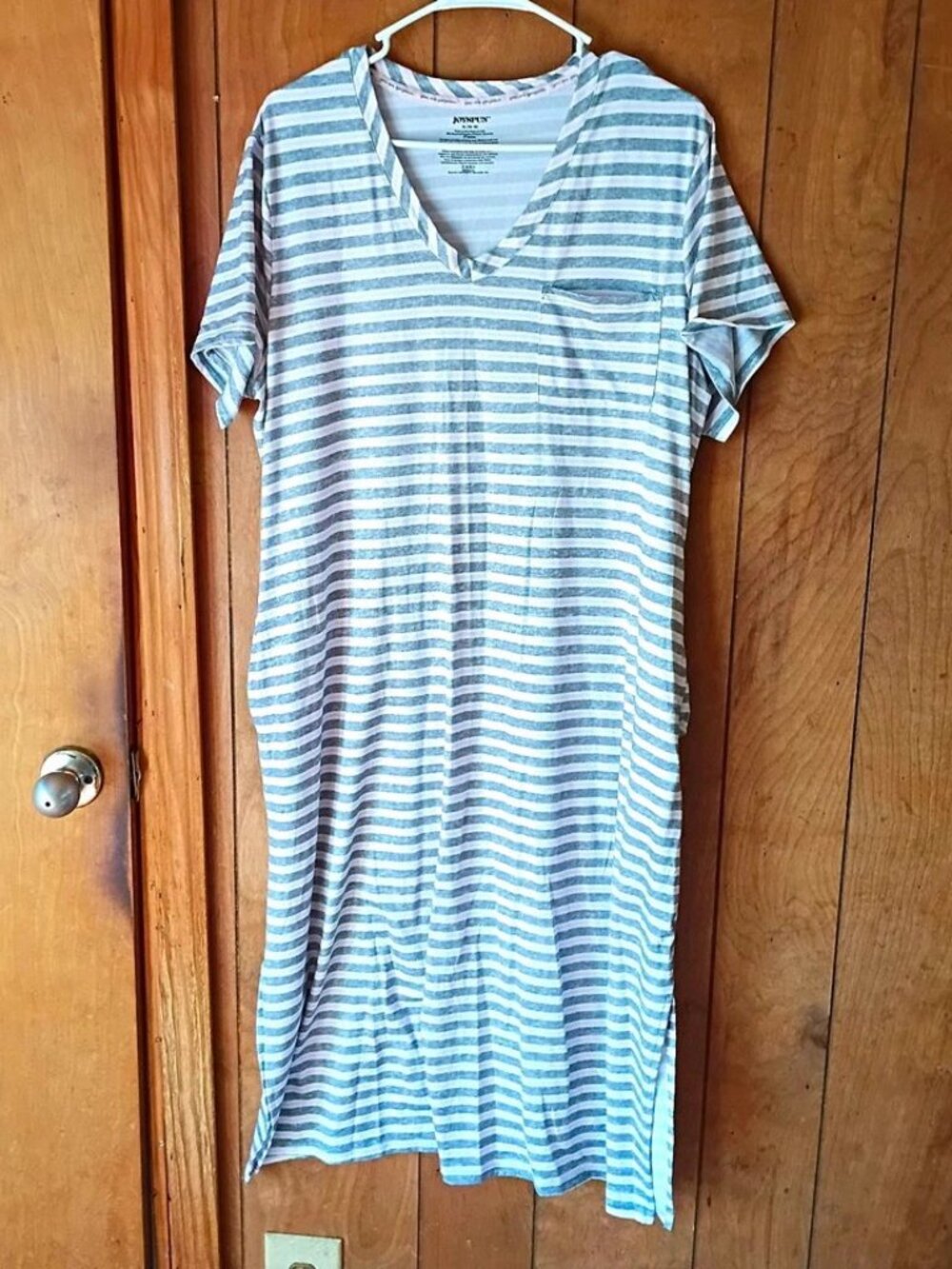 Joyspun Women’s Sleepshirt Size XL Gray White Pink Striped V-Neck Pocket